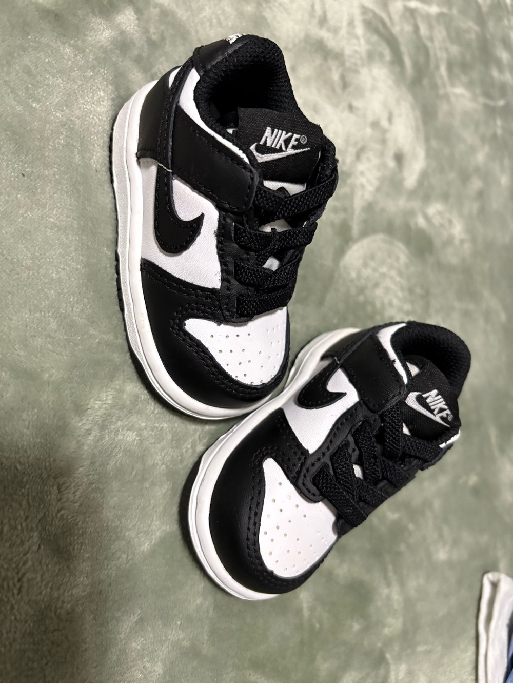 Nike Kids Black and White Low-Top Sneakers with Hook-and-Loop Strap